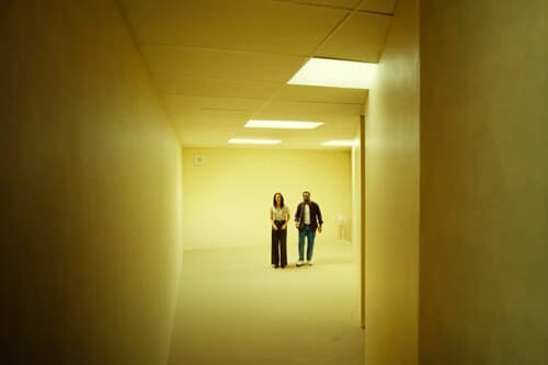 'Backrooms' es la mejor película de terror del año. Una fascinante pesadilla liminal que reivindicar como 'El proyecto de la bruja de Blair' para las nuevas generaciones 