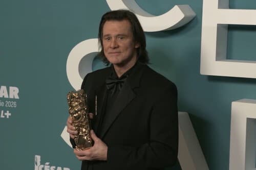 La Academia Francesa tardó ocho meses en llevar a Jim Carrey a París. Internet tardó ocho horas en decidir que no era él 