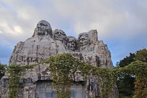 Japón tiene su propio oeste americano con animatrónicos de John Wayne. Así fue el desastre millonario de parque temático que hoy es una ciudad fantasma