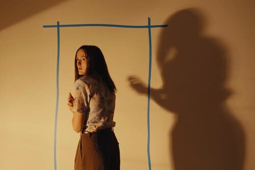 'Backrooms' apunta a sensación del terror del verano. Pero su origen en Youtube ya está despertando algunas dudas
