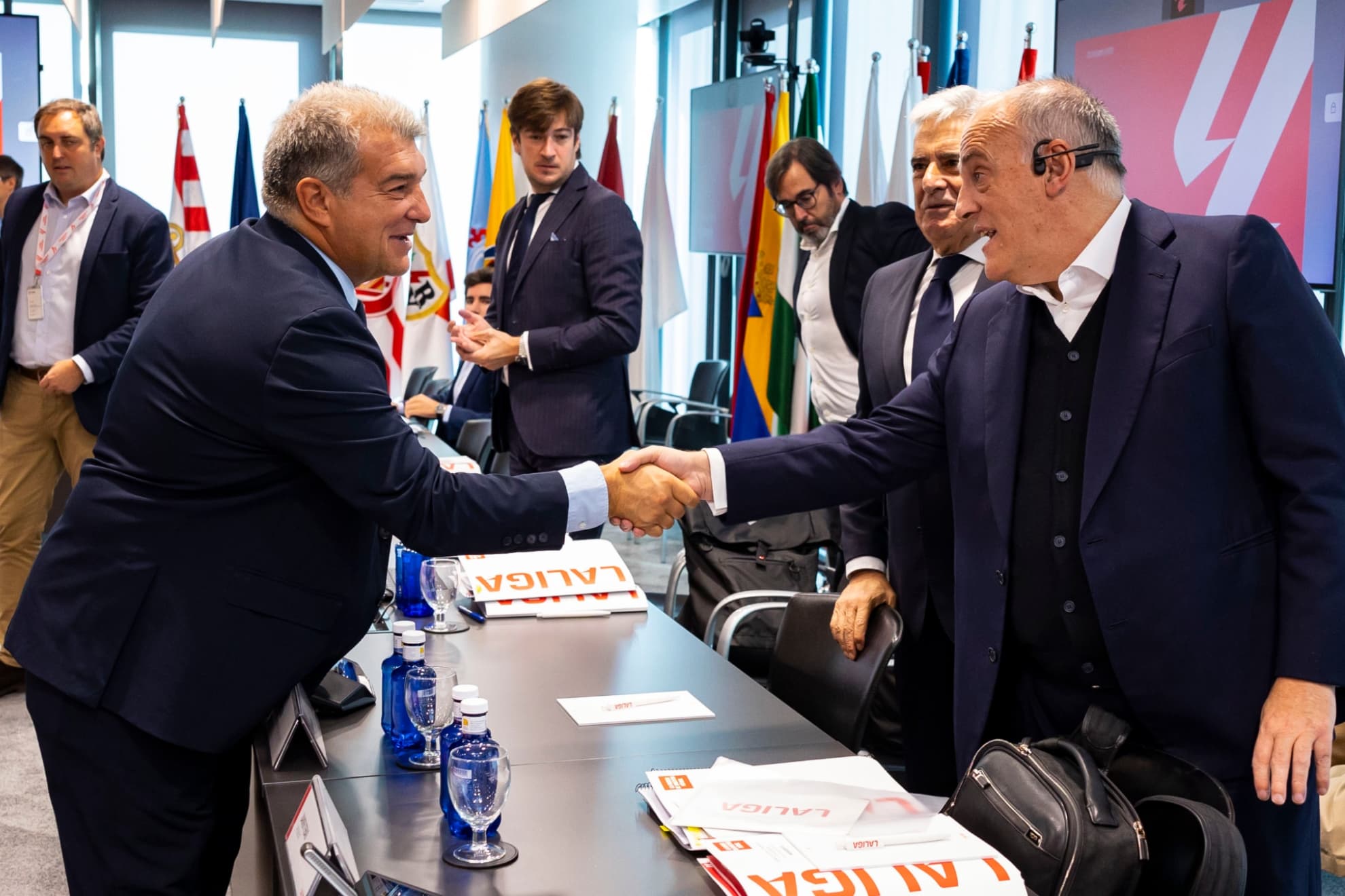 Laporta echa un capote a Tebas
