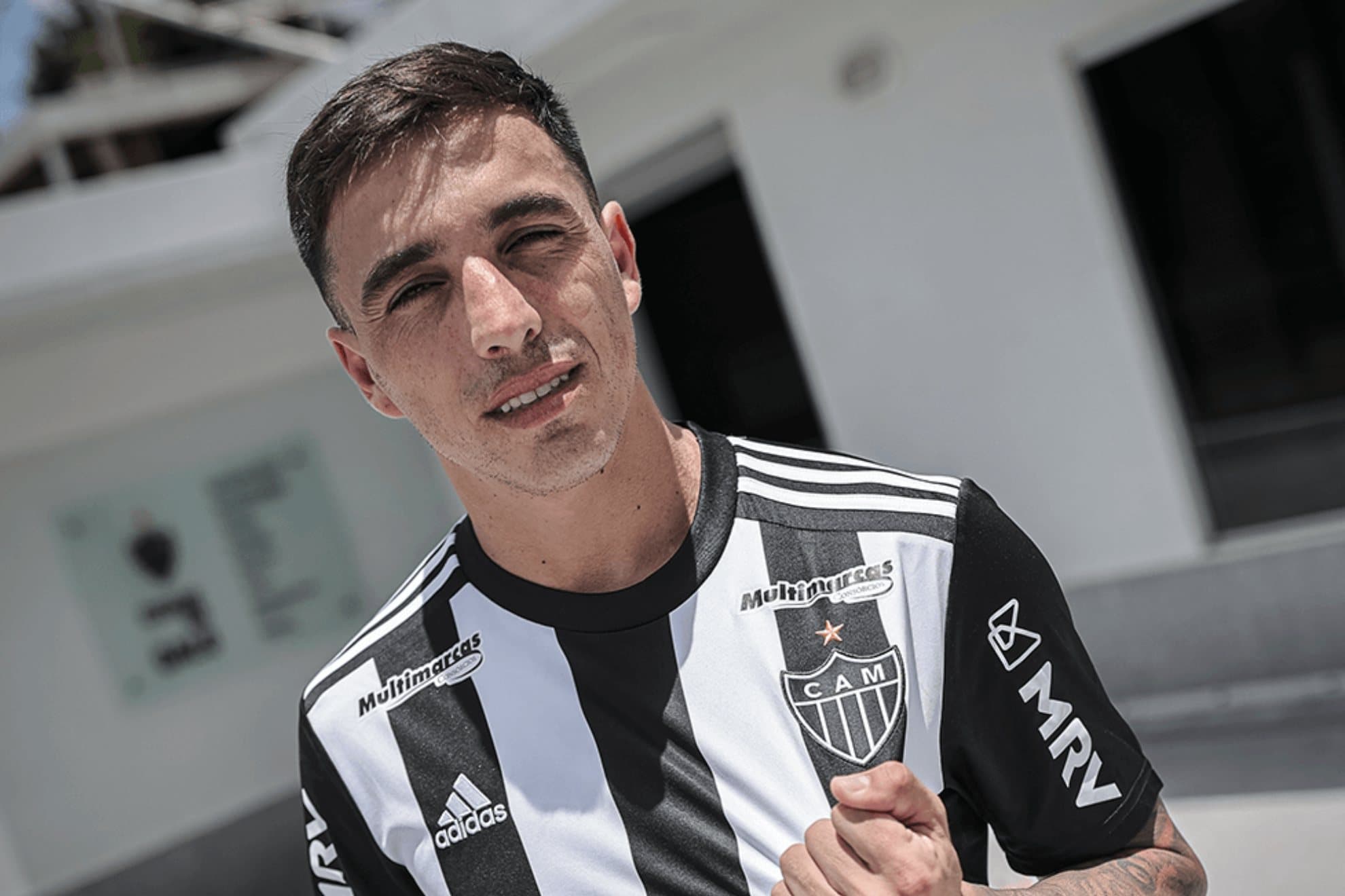Renzo Saravia, el lateral derecho sin equipo que seduce al Valencia para suplir la baja por lesión de Foulquier
