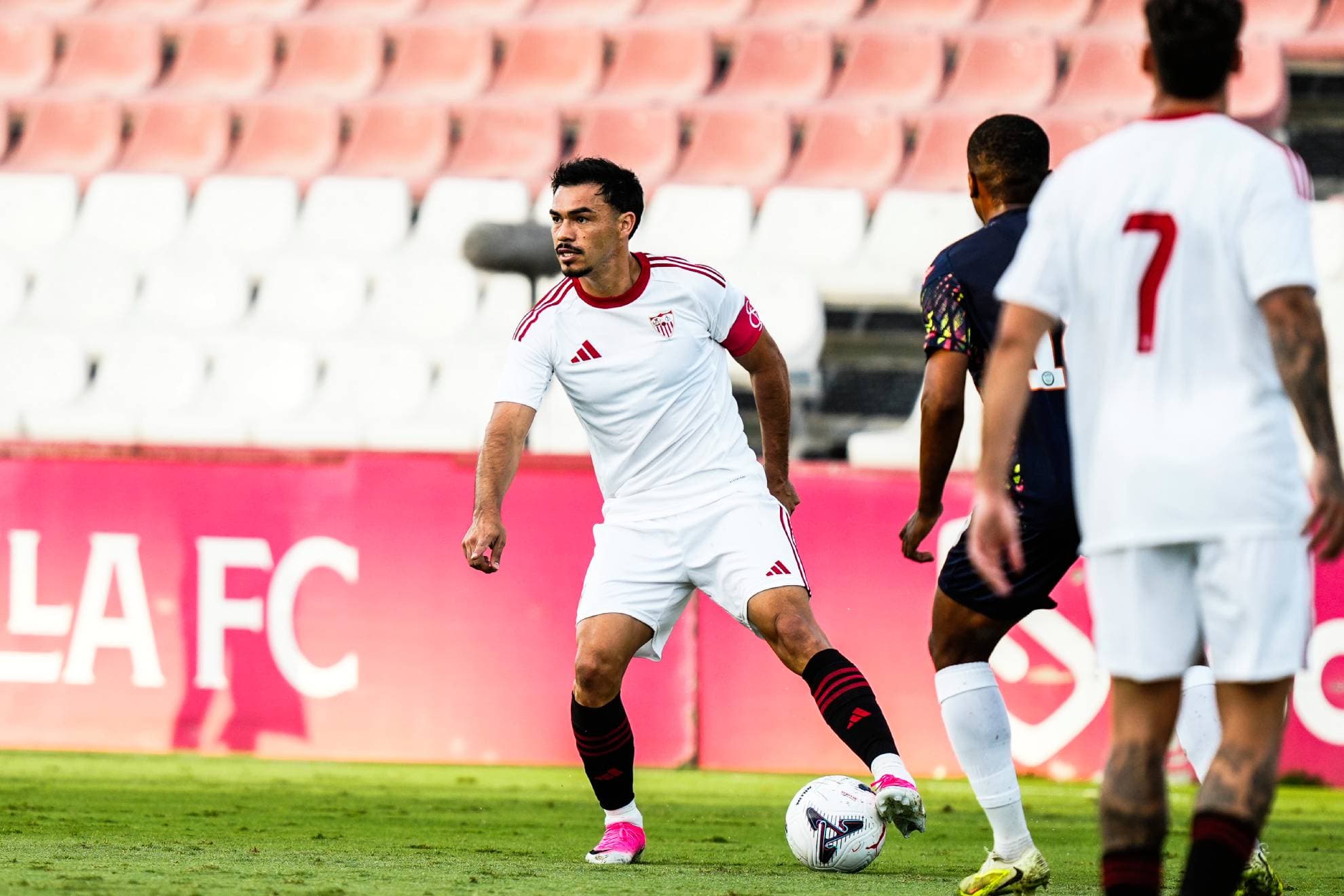 Miguel Sierra decide el primer amistoso del Sevilla